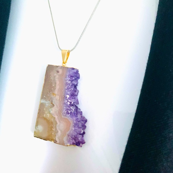Beautiful Amethyst druse stone pendant necklace framed by gold tone metal NWT - Picture 5 of 9